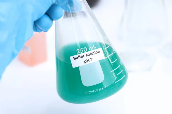 ガラスの緩衝液 研究所や業界の化学物質 分析に使用される化学物質 — ストック写真