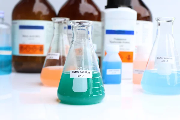 玻璃中的缓冲溶液 实验室和工业中的化学品 分析中使用的化学品 — 图库照片