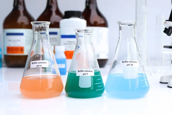 Ρυθμιστικό Διάλυμα Γυαλί Χημική Ουσία Στο Εργαστήριο Και Στη Βιομηχανία — Φωτογραφία Αρχείου
