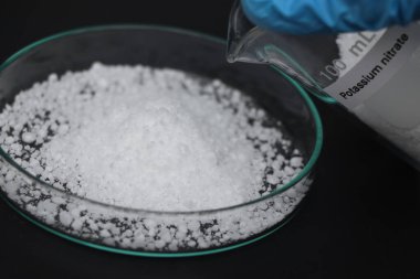 Camda potasyum nitrat, laboratuvarda ve endüstride kimyasal, analizde kullanılan kimyasallar.
