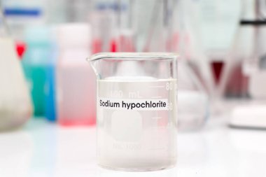 Camda sodyum hipoklorit, laboratuvarda ve endüstride kimyasal, analizde kullanılan kimyasallar.