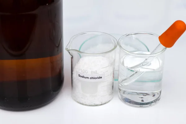 Camda Sodyum Klorür Laboratuvarda Endüstride Kimyasal Analizde Kullanılan Kimyasallar — Stok fotoğraf