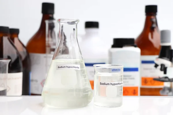 Camda sodyum hipoklorit, laboratuvarda ve endüstride kimyasal, analizde kullanılan kimyasallar.