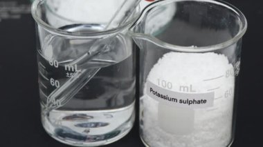Camdaki potasyum sülfat, laboratuvardaki ve endüstrideki kimyasallar analizde kullanılan kimyasallar.