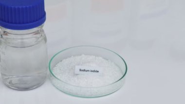 Camda sodyum iyodür, laboratuvarda ve endüstride kimyasal madde, analizde kullanılan kimyasallar.
