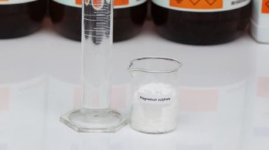 Camda magnezyum sülfat, laboratuvarda ve endüstride kimyasal, analizde kullanılan kimyasallar.