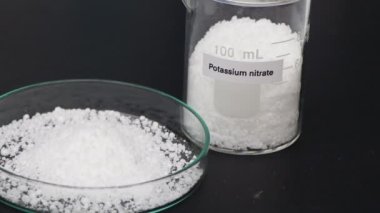 Camda potasyum nitrat, laboratuvarda ve endüstride kimyasal, analizde kullanılan kimyasallar.