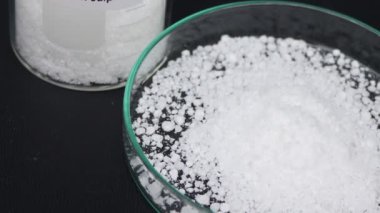 Camda magnezyum sülfat, laboratuvarda ve endüstride kimyasal, analizde kullanılan kimyasallar.