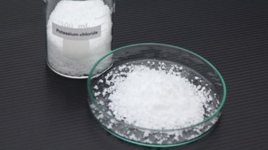 Camda potasyum klorür, laboratuvarda ve endüstride kimyasal, analizde kullanılan kimyasallar.