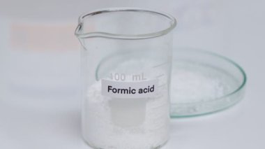 Camdaki formik asit, laboratuvarda ve endüstride kimyasal analiz sırasında kullanılan kimyasallar.