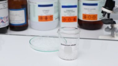 Camdaki amonyum nitrat, laboratuvardaki ve endüstrideki kimyasallar analizde kullanılan kimyasallar.