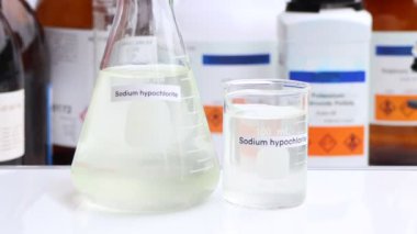 Camda sodyum hipoklorit, laboratuvarda ve endüstride kimyasal, analizde kullanılan kimyasallar.