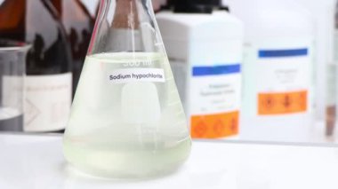Camda sodyum hipoklorit, laboratuvarda ve endüstride kimyasal, analizde kullanılan kimyasallar.