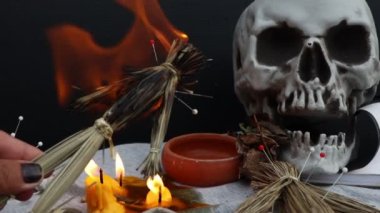 Eldeki lanetli bebek ve kafatası arka planı, din ve inanç