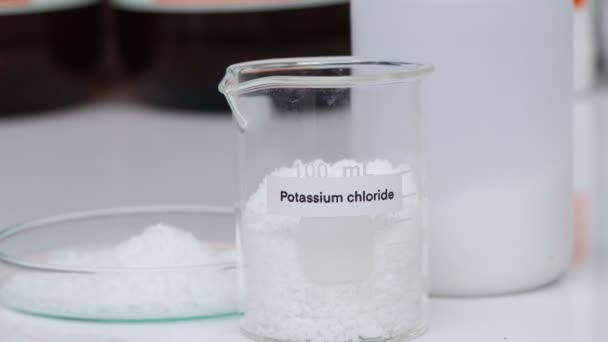 玻璃中的氯化钾 实验室和工业中的化学品 分析中使用的化学品 — 图库视频影像