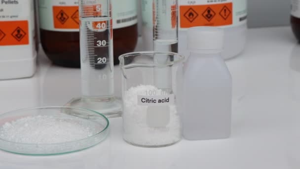 ガラス中のクエン酸 研究所や業界の化学物質 分析に使用される化学物質 — ストック動画