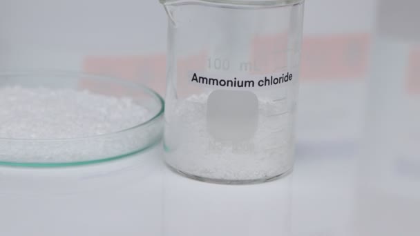 ガラス中の塩化アンモニウム 研究所や業界での化学物質 分析に使用される化学物質 — ストック動画