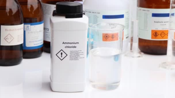 Chlorek Amonu Butelce Chemikalia Laboratorium Przemyśle Chemikalia Stosowane Analizie — Wideo stockowe