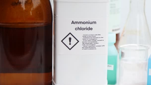 Chlorek Amonu Butelce Chemikalia Laboratorium Przemyśle Chemikalia Stosowane Analizie — Wideo stockowe