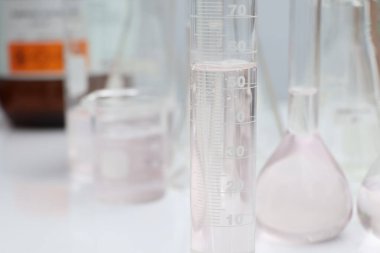Camdaki kimyasallar, laboratuvardaki kimyasallar ve endüstrideki kimyasallar analizde kullanılan kimyasallar.