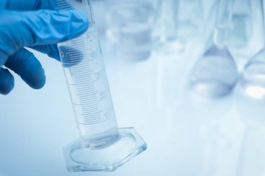 Camdaki kimyasallar, laboratuvardaki kimyasallar ve endüstrideki kimyasallar analizde kullanılan kimyasallar.