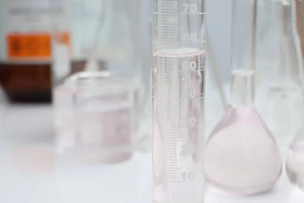 玻璃中的化学品 实验室和工业中的化学品 分析中使用的化学品 — 图库照片