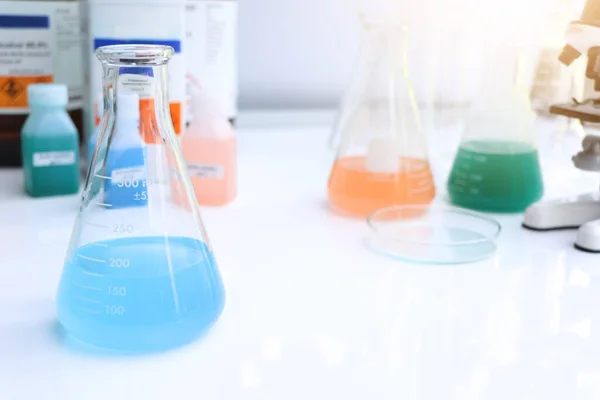 玻璃中的化学品 实验室和工业中的化学品 分析中使用的化学品 — 图库照片