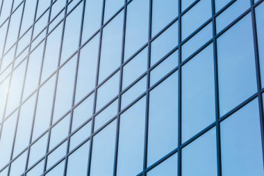 Cam duvar. Bir gökdelenin dış kısmının parçası