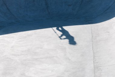 Kentsel kaykay parkında scooter sürmek