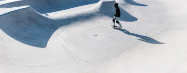 Dışarıda kaykay yapmak. Kentsel beton buz pateni pistinde patenci.