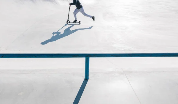 Кік Скутер Їде Міському Скейт Парку — стокове фото