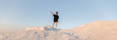 Gün batımında kız Dağın tepesinde gün batımını seyrediyor