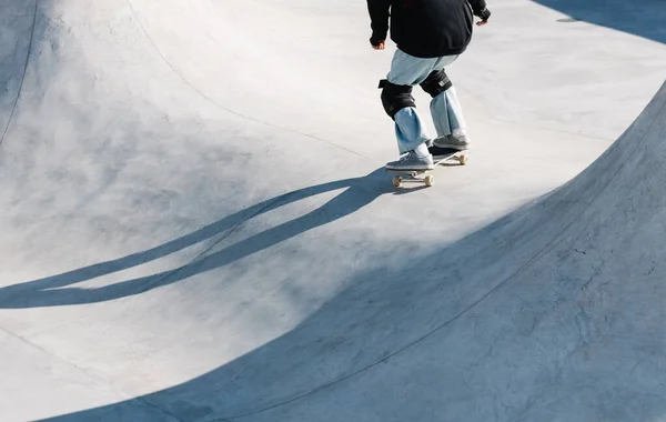 Chica Patinaje Sobre Ruedas Skate Park Aire Libre — Foto de Stock