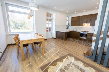 İskandinav tarzı modern oturma odasında