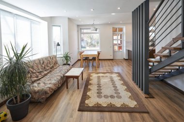 İskandinav tarzı modern oturma odasında