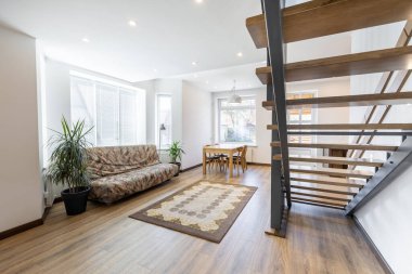 İskandinav tarzı modern oturma odasında