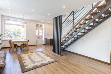 İskandinav tarzı modern oturma odasında