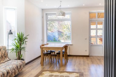 İskandinav tarzı modern oturma odasında