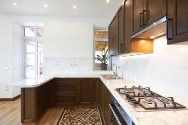 İskandinav mutfağında yemek pişirme aletleriyle modern ahşap mutfak. Gerçek resim