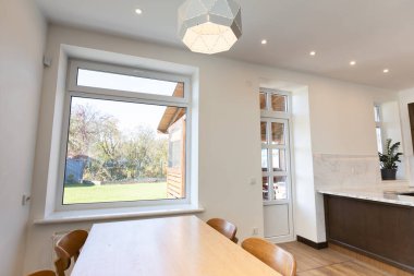 Modern İskandinav iç oturma odasının büyük penceresi