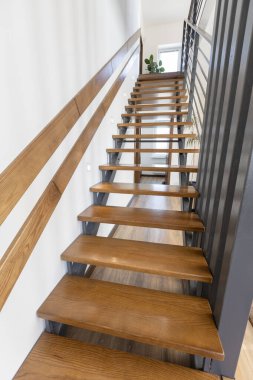 İskandinav iç mekanında modern metal merdiven