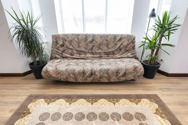 Brązowa Sofa Nowoczesnym Salonie Wnętrza — Zdjęcie stockowe