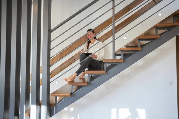 Mujer Trabajando Desde Casa Sala Estar Mientras Está Sentada Escalera — Foto de Stock