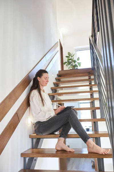 Mujer Trabajando Desde Casa Sala Estar Mientras Está Sentada Escalera — Foto de Stock
