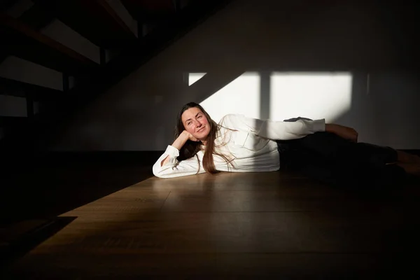 Vrouwenportret Lacht Thuis Terwijl Zich Ontspant Schaduw Het Zonlicht — Stockfoto