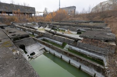 Endüstriyel terk edilmiş fabrika kalıntıları. Ürkütücü fabrika.