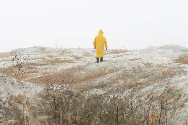 Hombre Perdido Una Montaña Blanca Acosador Niebla Vistiendo Impermeable Amarillo —  Fotos de Stock