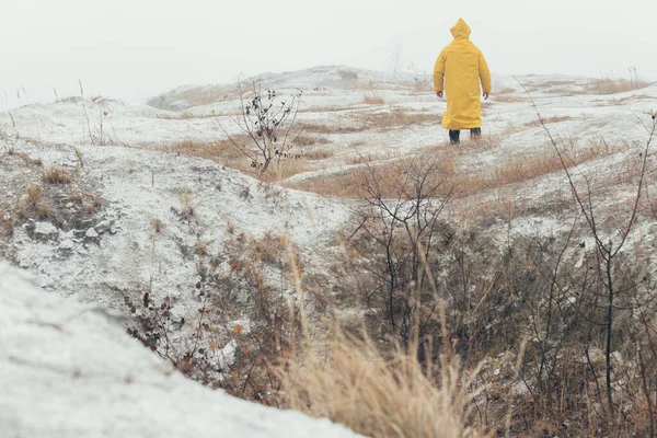 Homem Perdido Uma Montanha Branca Perseguidor Nevoeiro Usando Capa Chuva — Fotografia de Stock