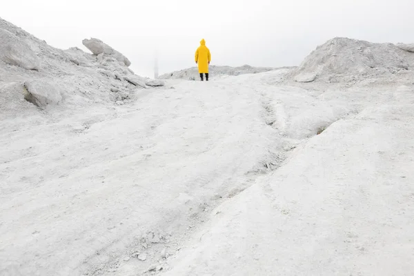 Homme Perdu Sur Une Montagne Harceleurs Blancs Dans Brouillard Portant — Photo