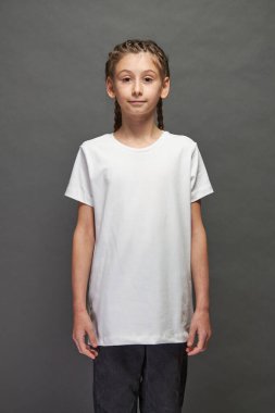 Logonuz için yeri olan beyaz tişört giyen ya da stüdyoda gri arka planda tasarım yapan kız.